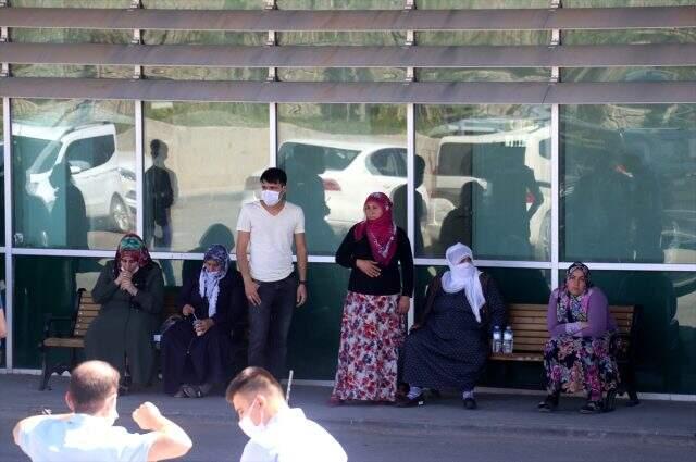 Kardeşler arasında çıkan silahlı kavgada kan aktı: 1 ölü, 2'si ağır 6 yaralı Kardeşler arasında çıkan silahlı kavgada kan aktı: 1 ölü, 2'si ağır 6 yaralı
