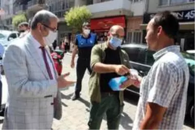 Kaymakam Sağlam, maskesiz gezenlere maske taktırdı Kaymakam Sağlam, maskesiz gezenlere maske taktırdı