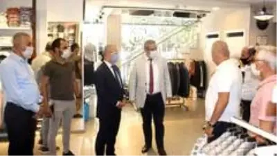 Kaymakam Sağlam, maskesiz gezenlere maske taktırdı Kaymakam Sağlam, maskesiz gezenlere maske taktırdı