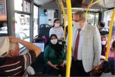 Kaymakam Sağlam, maskesiz gezenlere maske taktırdı Kaymakam Sağlam, maskesiz gezenlere maske taktırdı