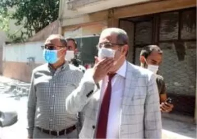 Kaymakam Sağlam, maskesiz gezenlere maske taktırdı Kaymakam Sağlam, maskesiz gezenlere maske taktırdı