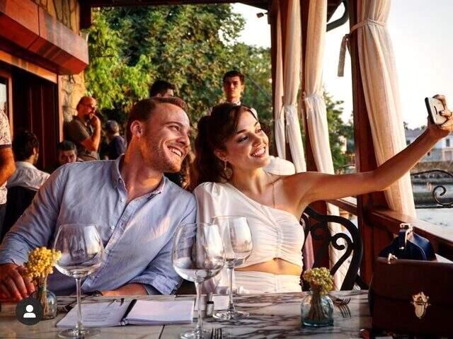 Kerem Bürsin ve Hande Erçel'in paylaşımları ikili arasındaki aşk dedikodularını güçlendiriyor Kerem Bürsin ve Hande Erçel'in paylaşımları ikili arasındaki aşk dedikodularını güçlendiriyor