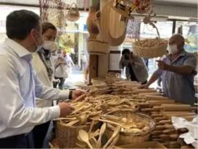 Kız çocuğu maske takmadığını fark edince eliyle ağzını kapattı, Vali Atay maske hediye etti Kız çocuğu maske takmadığını fark edince eliyle ağzını kapattı, Vali Atay maske hediye etti