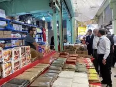 Kız çocuğu maske takmadığını fark edince eliyle ağzını kapattı, Vali Atay maske hediye etti Kız çocuğu maske takmadığını fark edince eliyle ağzını kapattı, Vali Atay maske hediye etti