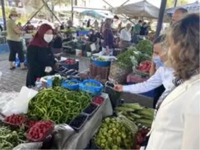 Kız çocuğu maske takmadığını fark edince eliyle ağzını kapattı, Vali Atay maske hediye etti Kız çocuğu maske takmadığını fark edince eliyle ağzını kapattı, Vali Atay maske hediye etti
