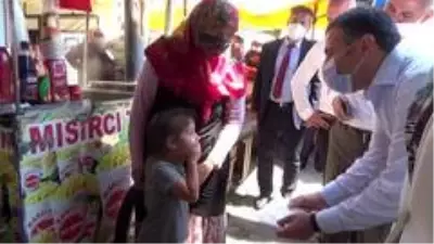 Kız çocuğu maske takmadığını fark edince eliyle ağzını kapattı, Vali Atay maske hediye etti Kız çocuğu maske takmadığını fark edince eliyle ağzını kapattı, Vali Atay maske hediye etti