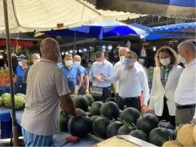 Kız çocuğu maske takmadığını fark edince eliyle ağzını kapattı, Vali Atay maske hediye etti Kız çocuğu maske takmadığını fark edince eliyle ağzını kapattı, Vali Atay maske hediye etti