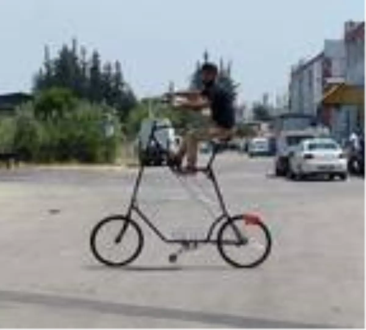 Adana'da kuş bakışı yolculuk! Sosyal mesafeyi korumak için üç metrelik koronasiklet üretti