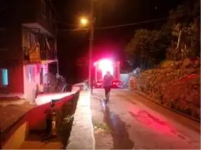 Mangal ateşi eve sıçradı, yangında ev kullanılamaz hale geldi Mangal ateşi eve sıçradı, yangında ev kullanılamaz hale geldi
