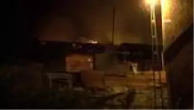 Mangaldan çıkan yangın eve sıçradı, ev kullanılamaz hale geldi Mangaldan çıkan yangın eve sıçradı, ev kullanılamaz hale geldi