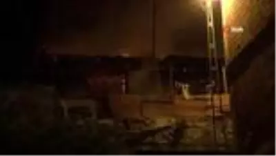 Mangaldan çıkan yangın eve sıçradı, ev kullanılamaz hale geldi Mangaldan çıkan yangın eve sıçradı, ev kullanılamaz hale geldi