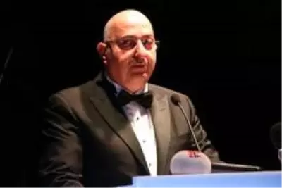 Manisa OSB Başkanı Türek'ten fabrika çalışanlarına 'Öpüşmeyin' uyarısı Manisa OSB Başkanı Türek'ten fabrika çalışanlarına 'Öpüşmeyin' uyarısı