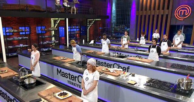 MasterChef Türkiye'de bir ilk! 6 kişilik final bu sefer 4 kişiyle oynandı MasterChef Türkiye'de bir ilk! 6 kişilik final bu sefer 4 kişiyle oynandı
