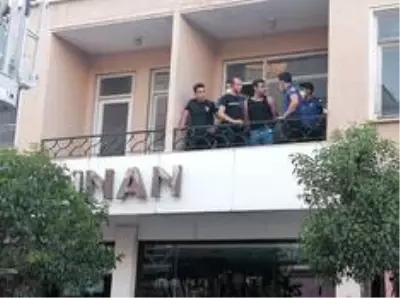 Son Dakika | Metruk iş yerinde iki gurup arasında silahlı kavga: 2 yaralı Son Dakika | Metruk iş yerinde iki gurup arasında silahlı kavga: 2 yaralı
