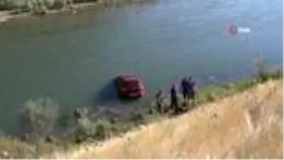 Otomobil çaya uçtu, sürücü kendi çabası ile araçtan çıktı Otomobil çaya uçtu, sürücü kendi çabası ile araçtan çıktı