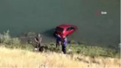 Otomobil çaya uçtu, sürücü kendi çabası ile araçtan çıktı Otomobil çaya uçtu, sürücü kendi çabası ile araçtan çıktı