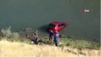 Otomobil çaya uçtu, sürücü kendi çabası ile araçtan çıktı Otomobil çaya uçtu, sürücü kendi çabası ile araçtan çıktı