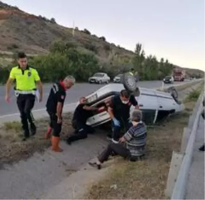 Otomobil refüje devrildi: 2 yaralı Otomobil refüje devrildi: 2 yaralı