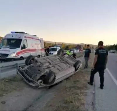 Otomobil refüje devrildi: 2 yaralı Otomobil refüje devrildi: 2 yaralı