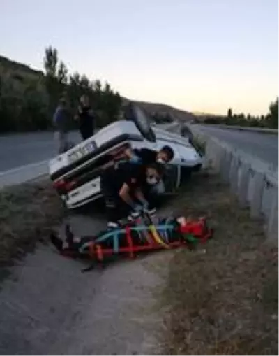 Otomobil refüje devrildi: 2 yaralı Otomobil refüje devrildi: 2 yaralı