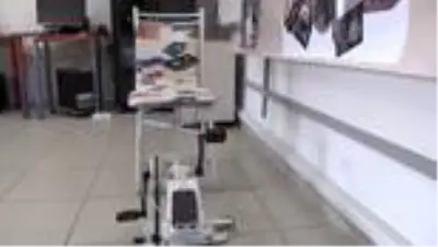 Oturduğu yerde hem spor yapıyor hem de elektrik üretiyor Oturduğu yerde hem spor yapıyor hem de elektrik üretiyor