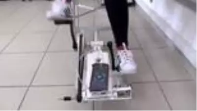 Oturduğu yerde hem spor yapıyor hem de elektrik üretiyor Oturduğu yerde hem spor yapıyor hem de elektrik üretiyor