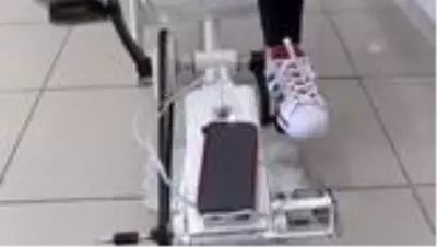 Oturduğu yerde hem spor yapıyor hem de elektrik üretiyor Oturduğu yerde hem spor yapıyor hem de elektrik üretiyor