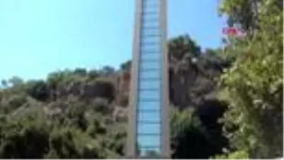 Panoramik asansör boşluğunda bulunan cesedin kimliği belirlendi Panoramik asansör boşluğunda bulunan cesedin kimliği belirlendi