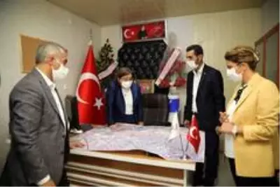 Şahin, çocuklara kendi elleriyle maskelerini taktı Şahin, çocuklara kendi elleriyle maskelerini taktı
