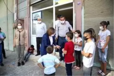 Şahin, çocuklara kendi elleriyle maskelerini taktı Şahin, çocuklara kendi elleriyle maskelerini taktı