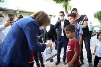 Şahin, çocuklara kendi elleriyle maskelerini taktı Şahin, çocuklara kendi elleriyle maskelerini taktı