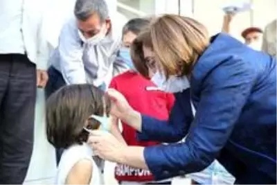 Şahin, çocuklara kendi elleriyle maskelerini taktı Şahin, çocuklara kendi elleriyle maskelerini taktı