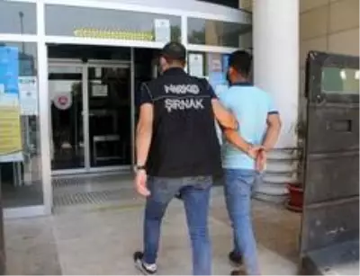 Şampuan kutusunda uyuşturucu saklayan 2 kişi tutuklandı Şampuan kutusunda uyuşturucu saklayan 2 kişi tutuklandı