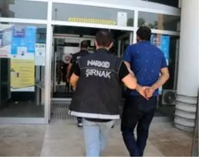 Şampuan kutusunda uyuşturucu saklayan 2 kişi tutuklandı Şampuan kutusunda uyuşturucu saklayan 2 kişi tutuklandı