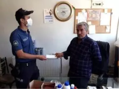 Sarıkamış'ta polis maske dağıttı Sarıkamış'ta polis maske dağıttı