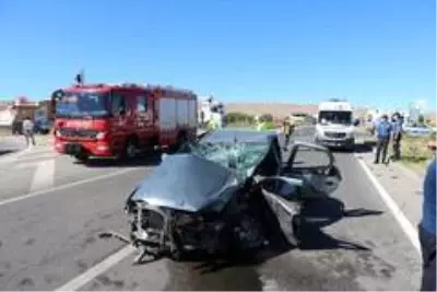 Sivas'ta iki otomobil kavşakta çarpıştı: 6 yaralı Sivas'ta iki otomobil kavşakta çarpıştı: 6 yaralı