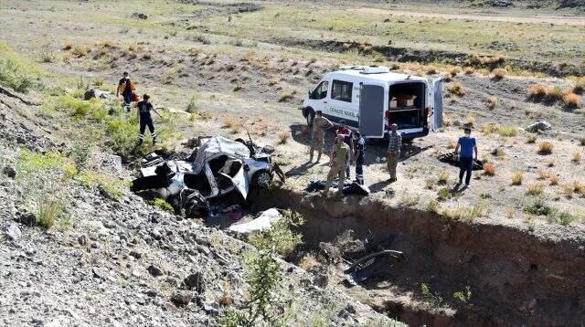 Sürücüsünün kontrolünü yitirdiği otomobil şarampole devrildi: 3 ölü, 2 yaralı Sürücüsünün kontrolünü yitirdiği otomobil şarampole devrildi: 3 ölü, 2 yaralı