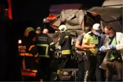 TEM'de zincirleme kaza: 1 ölü, 2 yaralı TEM'de zincirleme kaza: 1 ölü, 2 yaralı