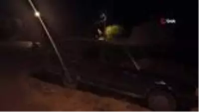 Traktöre bağlı römorka çarparak hurdaya dönen Tofaş'ta 3 kişi yaralandı Traktöre bağlı römorka çarparak hurdaya dönen Tofaş'ta 3 kişi yaralandı