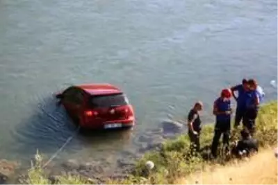 Tunceli'de otomobil çaya uçtu, sürücü kendi çabası ile çıktı Tunceli'de otomobil çaya uçtu, sürücü kendi çabası ile çıktı