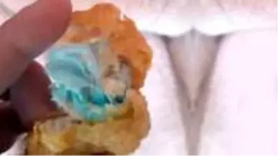 Ünlü fast food zincirinde mide bulandıran olay! Kızarmış tavuğun içinden maske çıktı Ünlü fast food zincirinde mide bulandıran olay! Kızarmış tavuğun içinden maske çıktı