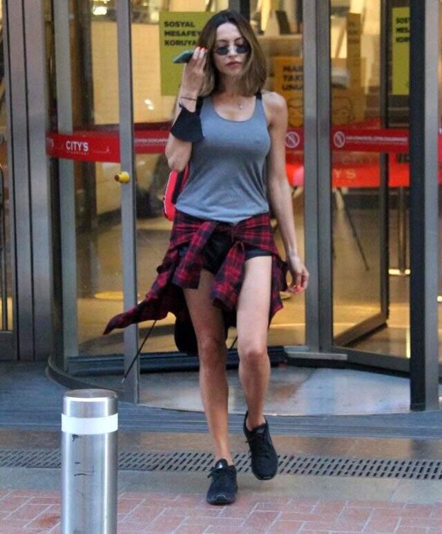Ünlü model Günay Musayeva, AVM çıkışı sütyensiz görüntülendi Ünlü model Günay Musayeva, AVM çıkışı sütyensiz görüntülendi