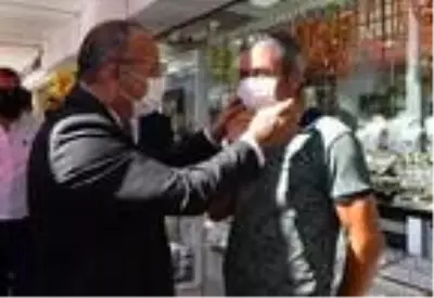 Vali Atik, maskesi olmayanlara elleriyle maske takıp, uyardı Vali Atik, maskesi olmayanlara elleriyle maske takıp, uyardı