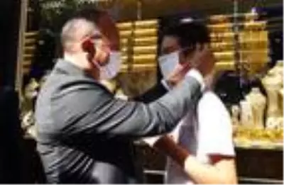 Vali Atik, maskesi olmayanlara elleriyle maske takıp, uyardı Vali Atik, maskesi olmayanlara elleriyle maske takıp, uyardı