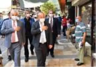 Vali Atik, maskesi olmayanlara elleriyle maske takıp, uyardı Vali Atik, maskesi olmayanlara elleriyle maske takıp, uyardı