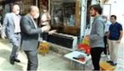 Vali Atik, maskesi olmayanlara elleriyle maske takıp, uyardı Vali Atik, maskesi olmayanlara elleriyle maske takıp, uyardı