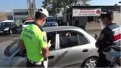 Vali denetime çıktı, minibüs şoförü valiye dezenfektan ikram etti Vali denetime çıktı, minibüs şoförü valiye dezenfektan ikram etti