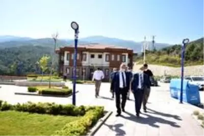 Vali Karadeniz Yunusemre'nin projelerini yerinde inceledi Vali Karadeniz Yunusemre'nin projelerini yerinde inceledi