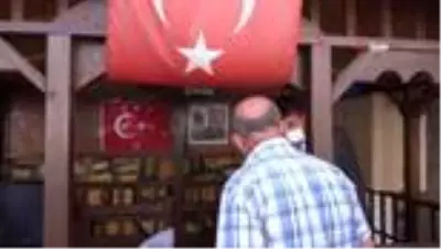 Vali, solan bayrağı elleri ile değişti Vali, solan bayrağı elleri ile değişti