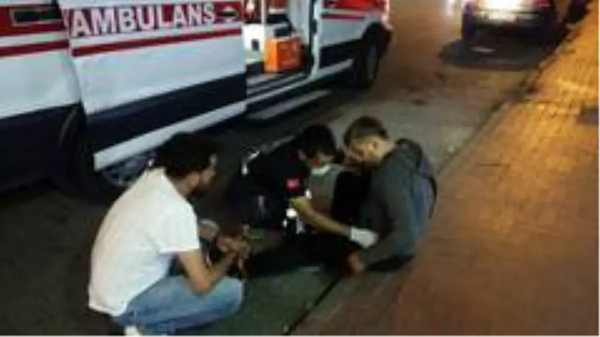 Yayaya çarpmamak için manevra yapan motosiklet devrildi: 1 yaralı